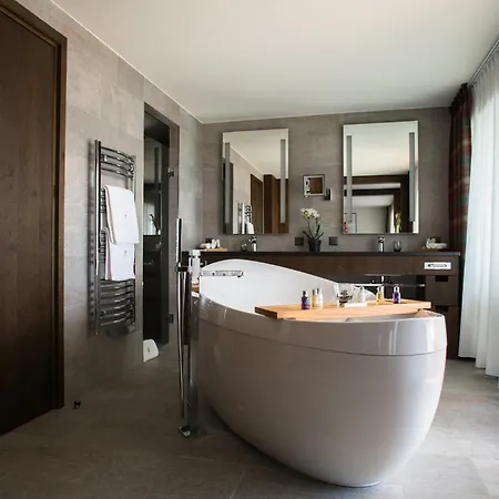 Ambassador Hotel 5*