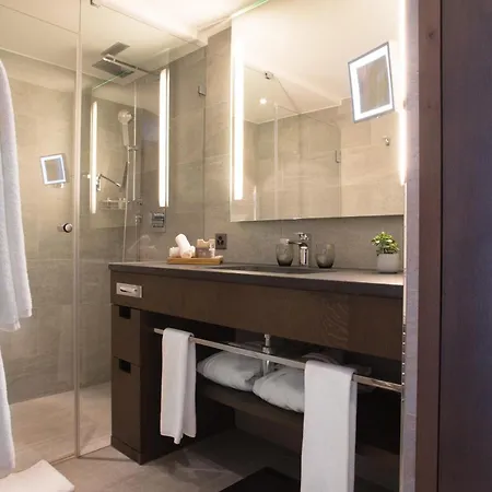 Ambassador Hotell 5*